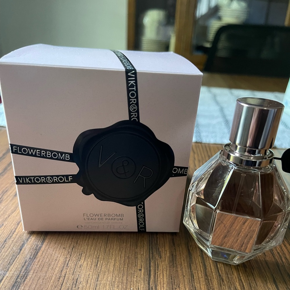 ***NIB***Women's Flowerbomb Eau de Parfum Spray, 1.7 oz.
